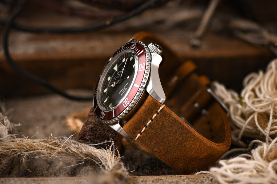 Zegarek męski Davosa Ternos Sixties 161.525.65 S z czarną tarczą, srebrną kopertą i brązowym paskiem