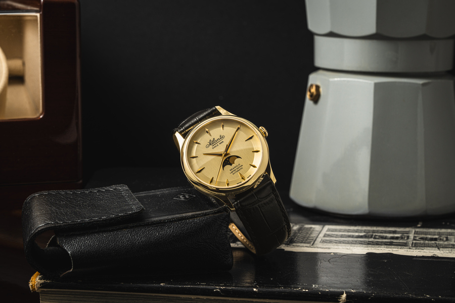 Zegarek Atlantic Seagold Moonphase 96741.65.31 ze złotą tarczą, kopertą, na czarnym pasku sk&oacute;rzanym