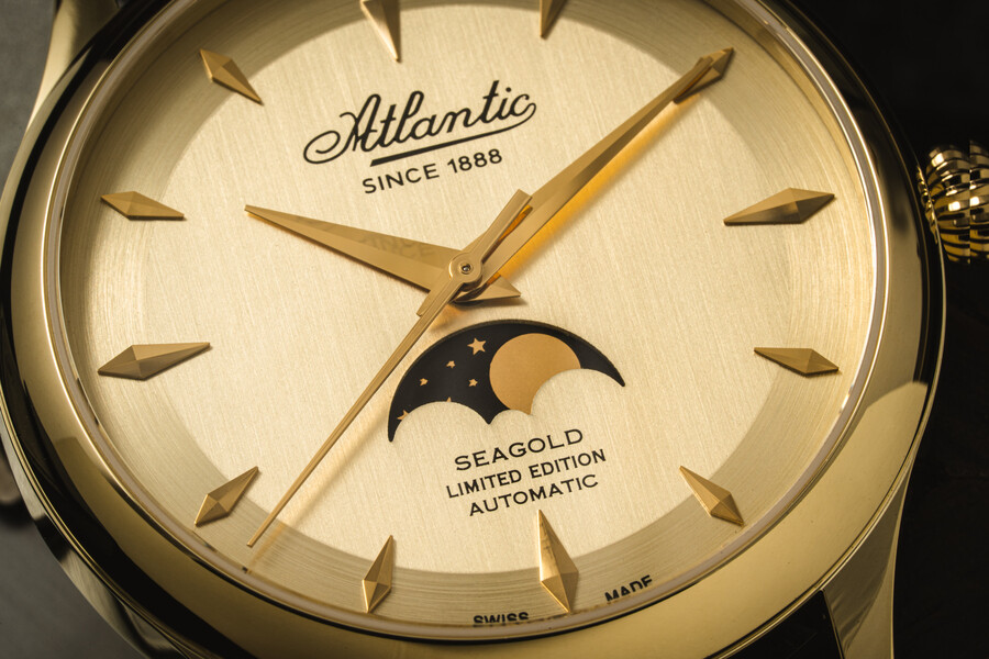 Zegarek Atlantic Seagold Moonphase 96741.65.31 ze złotą tarczą, kopertą, na czarnym pasku skórzanym