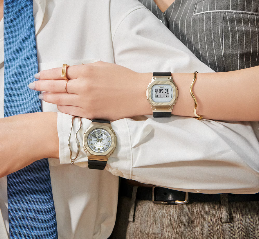 Zegarek damski na czarnym pasku ze złotą kopertą GM-S2100BC-1AER