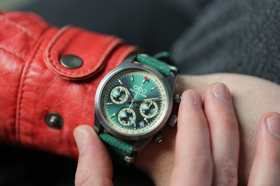 Zegarek męski OOO.001- 23.VE.VE z zieloną tarczą w srebrnej kopercie na zielonym pasku materiałowym