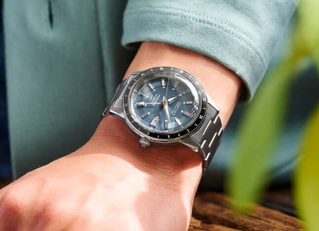 Zegarek męski Seiko GMT Style 60&rsquo;s z mechanizmem automatycznym, szarą tarczą oraz czarnym, sk&oacute;rzanym paskiem