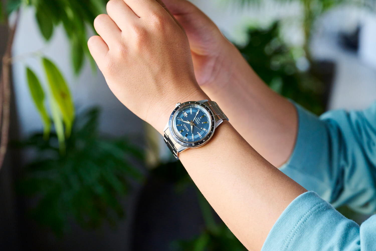 Zegarek męski Seiko GMT Style 60&rsquo;s z mechanizmem automatycznym, szarą tarczą oraz czarnym, sk&oacute;rzanym paskiem