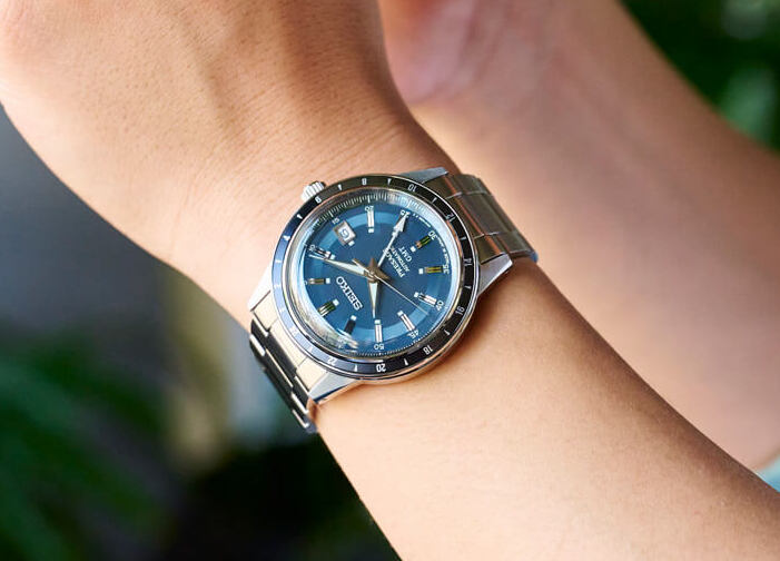 Zegarek męski Seiko GMT Style 60&rsquo;s z mechanizmem automatycznym, szarą tarczą oraz czarnym, sk&oacute;rzanym paskiem