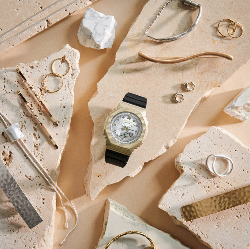 Zegarek damski na czarnym pasku ze złotą kopertą GM-S2100BC-1AER